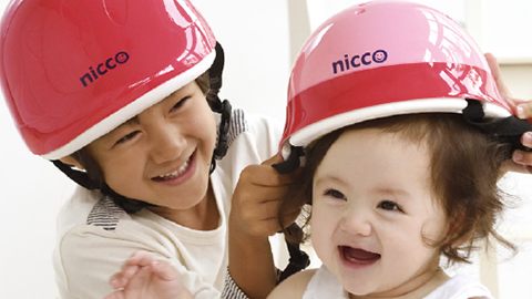 【カタログ・パンフレット】子供用ヘルメット製品のカタログデザイン制作_クミカ工業株式会社様